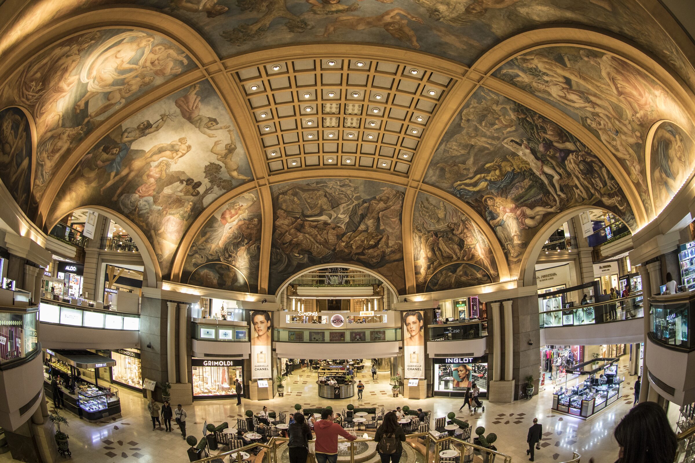 Lujoso centro comercial con arte