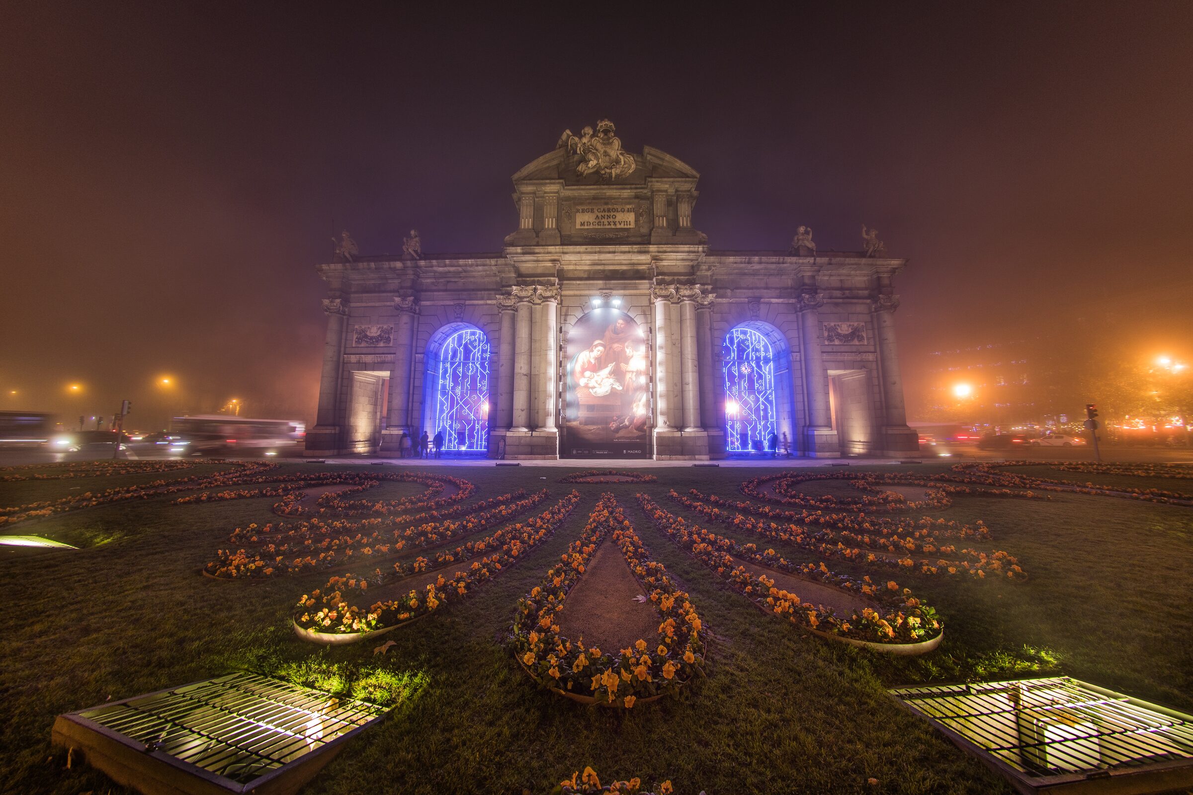 Monumento iluminado en la noche