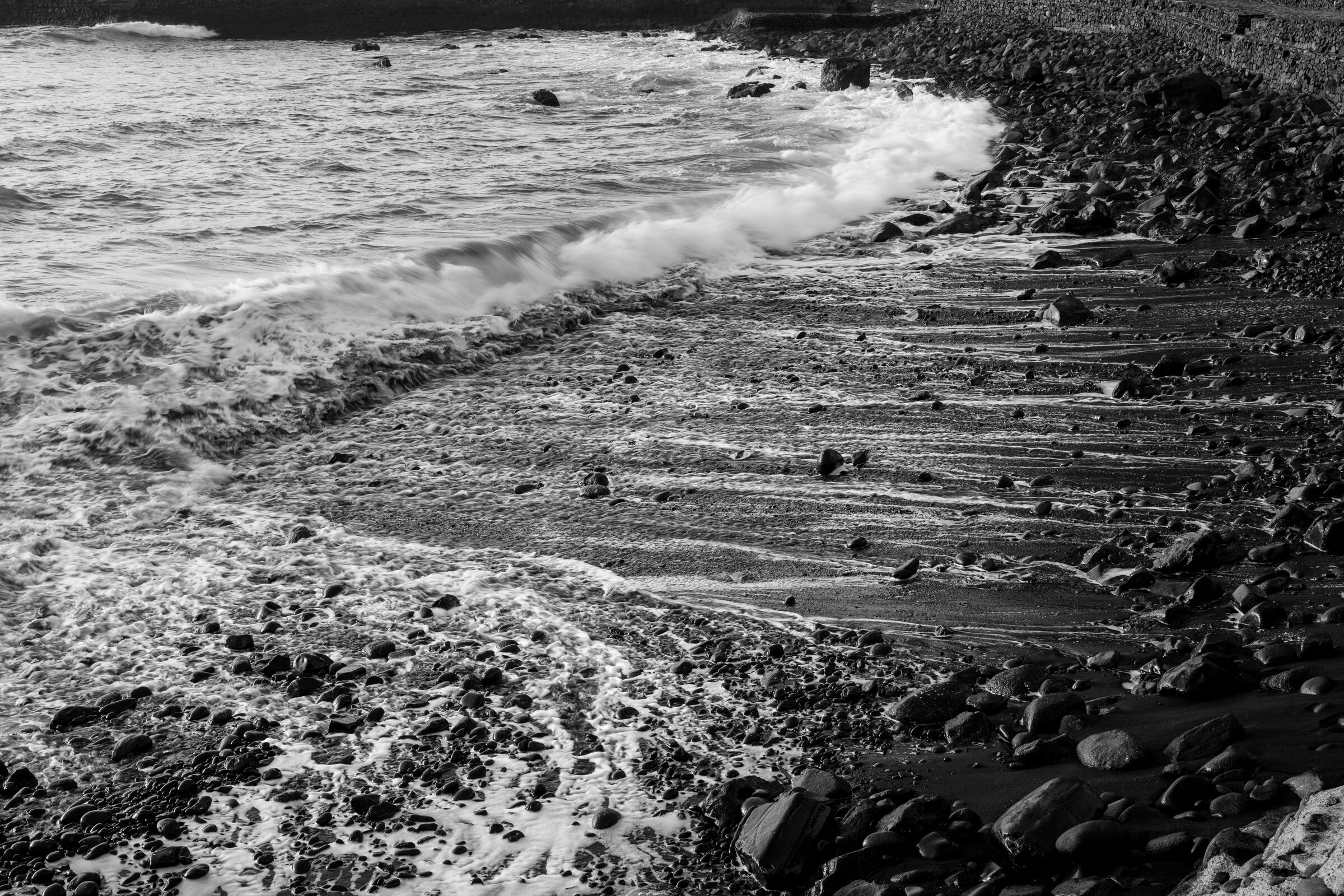 Olas rompiendo en escalones