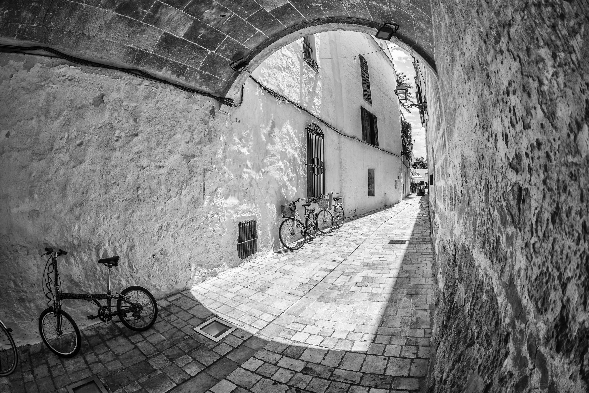 Pasaje antiguo con bicicletas