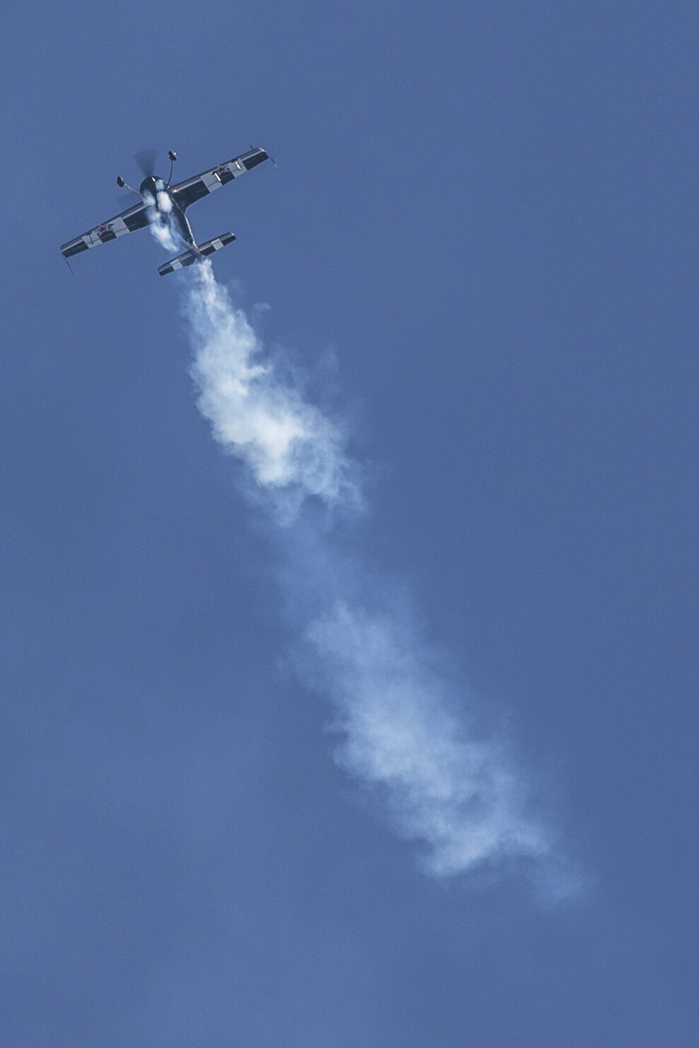 Avión dejando estela de humo