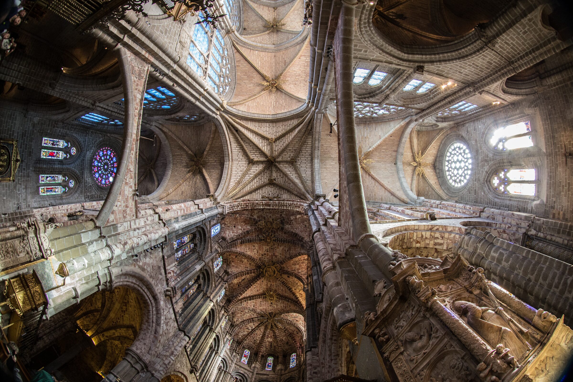Interior de una catedral gótica