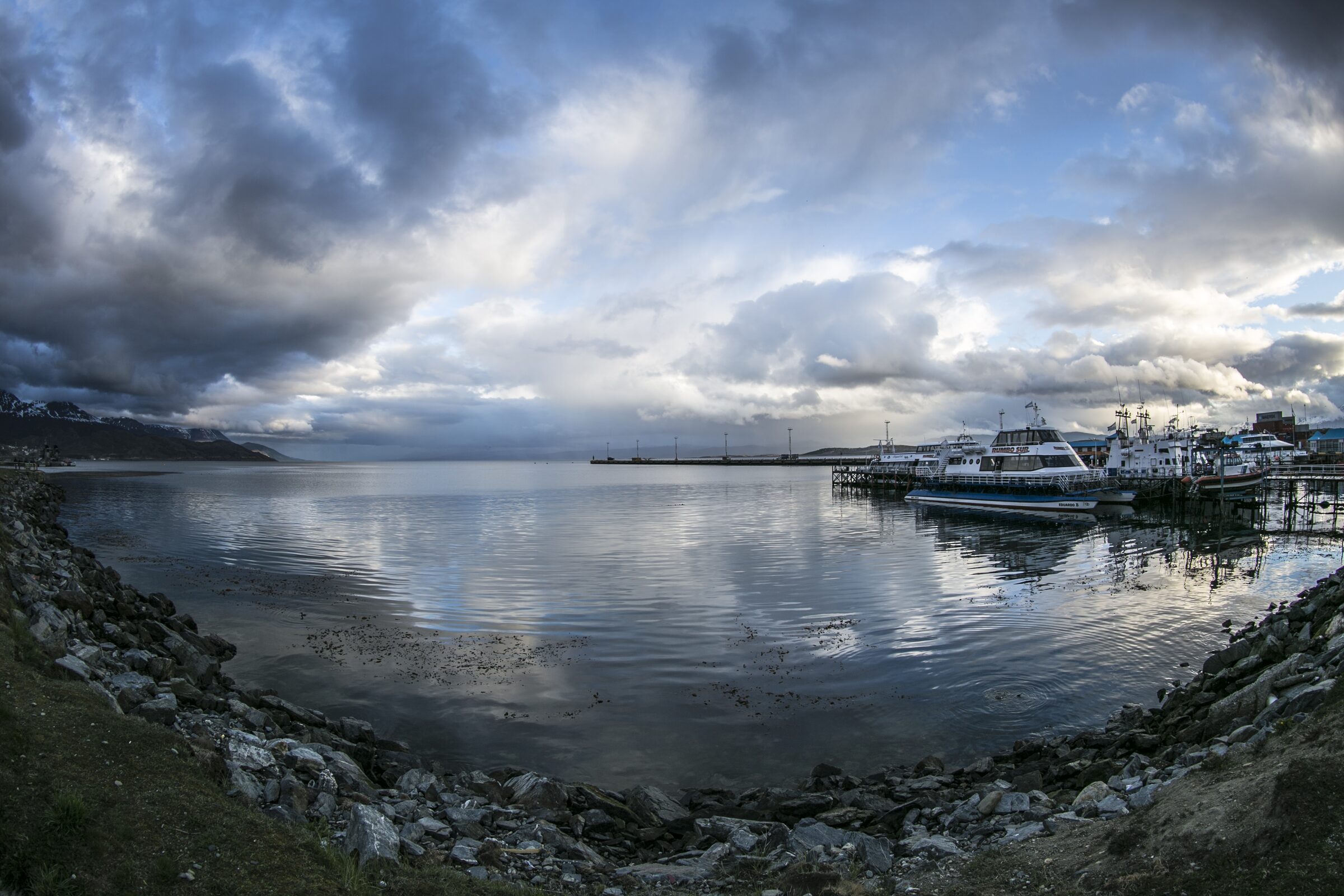 Puerto tranquilo bajo cielos nublados