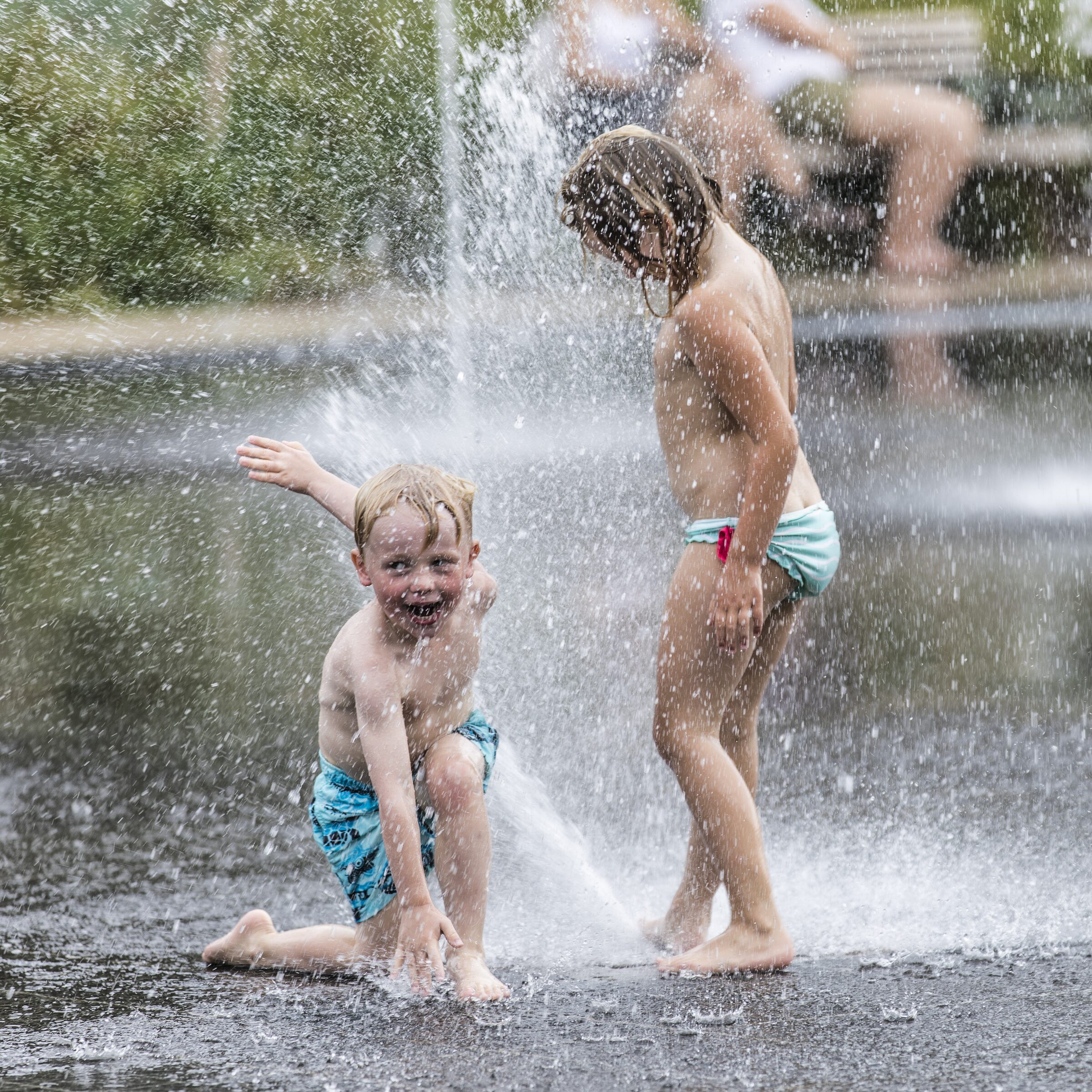 Niños jugando en la fuente