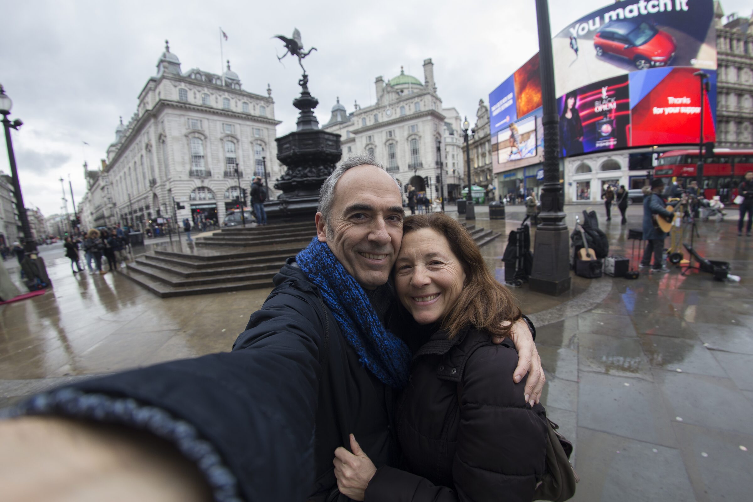 Pareja sonriente en un día