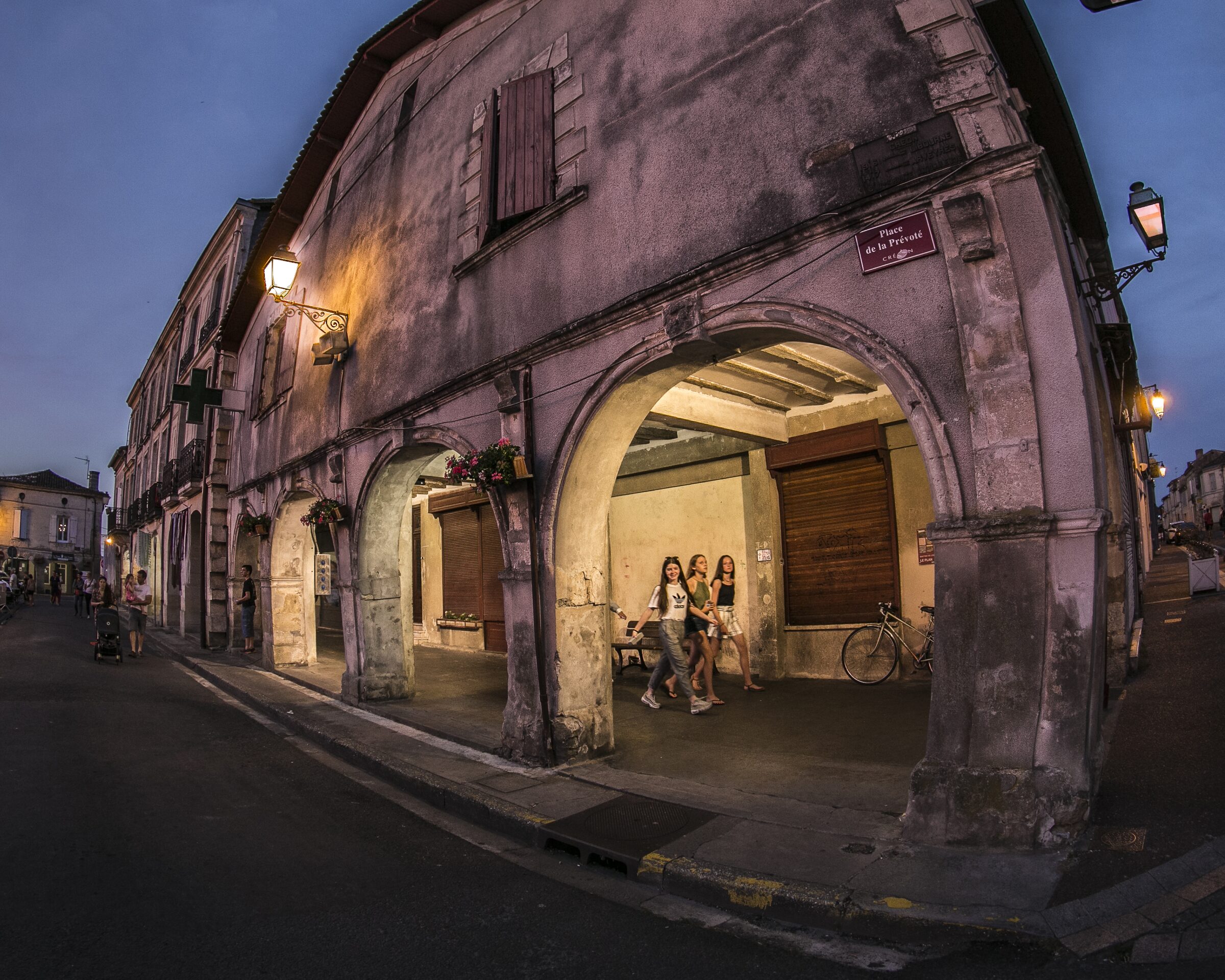 Paseo nocturno bajo el arco