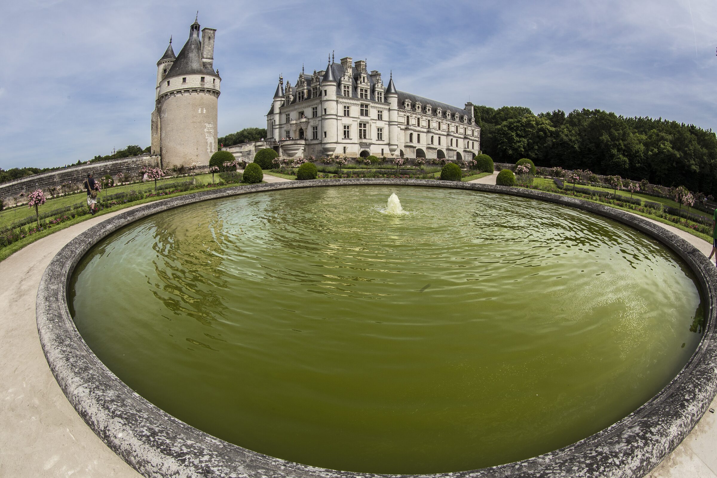 Castillo con estanque y fuente