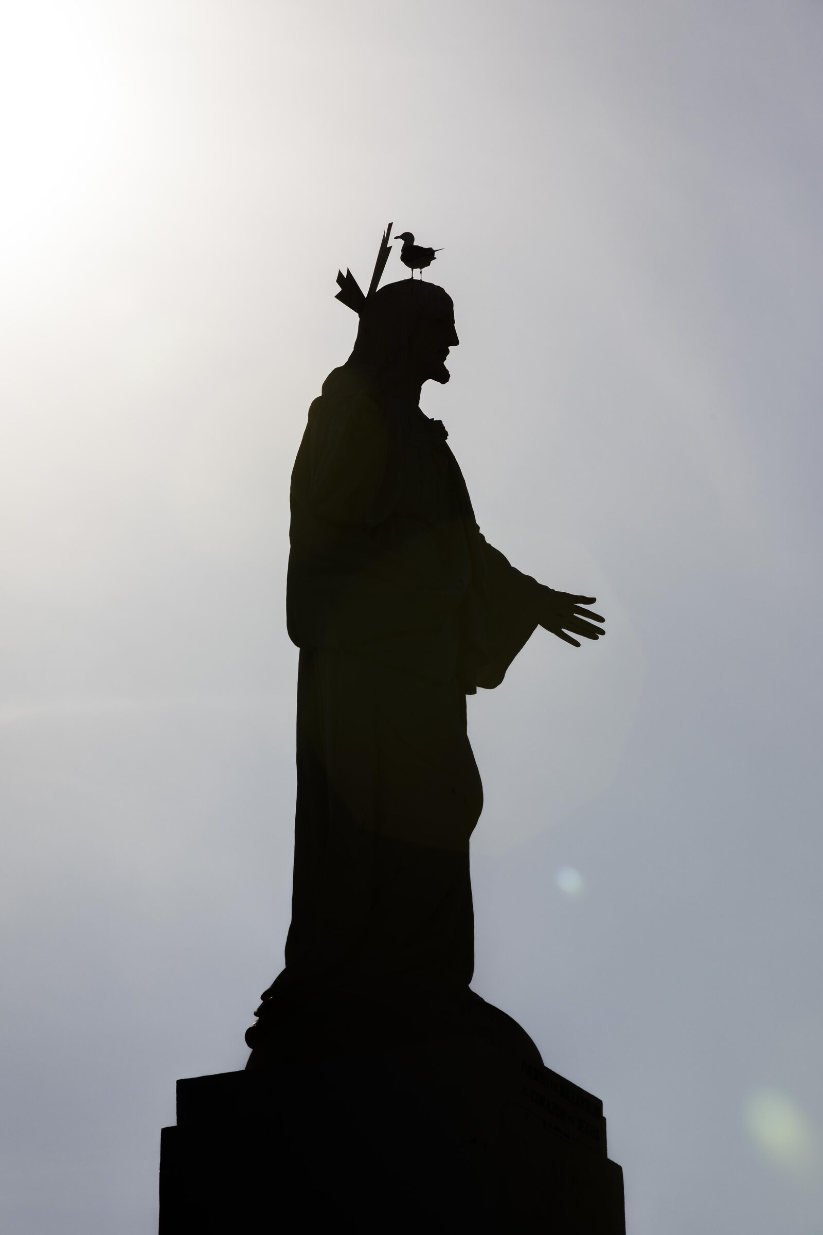 Silueta de estatua con ave