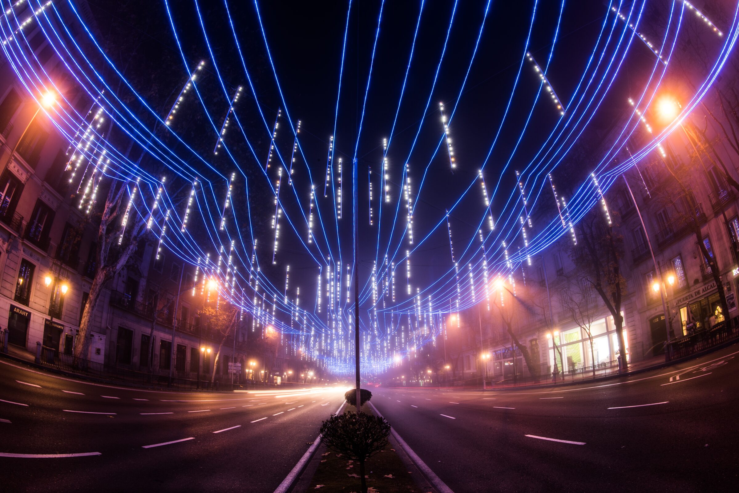 Calle iluminada con luces