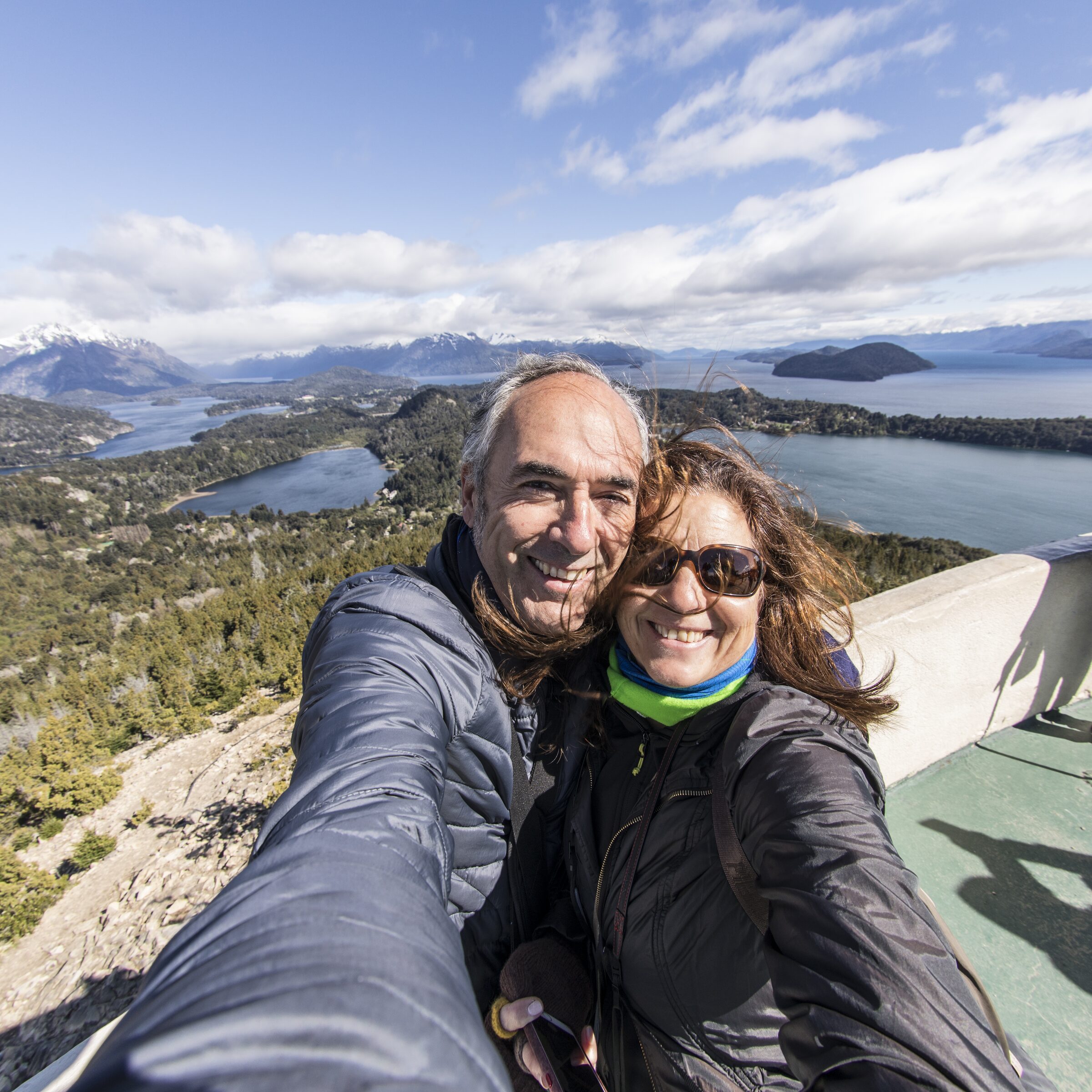 Pareja disfrutando del paisaje
