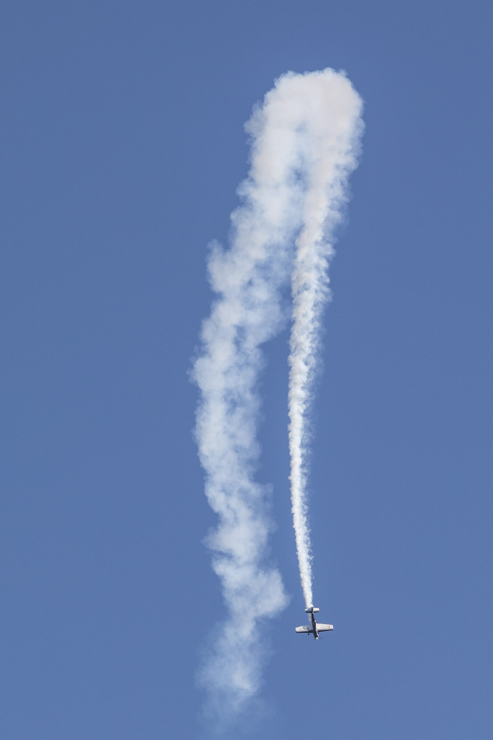 Aeronave dejando estela de humo