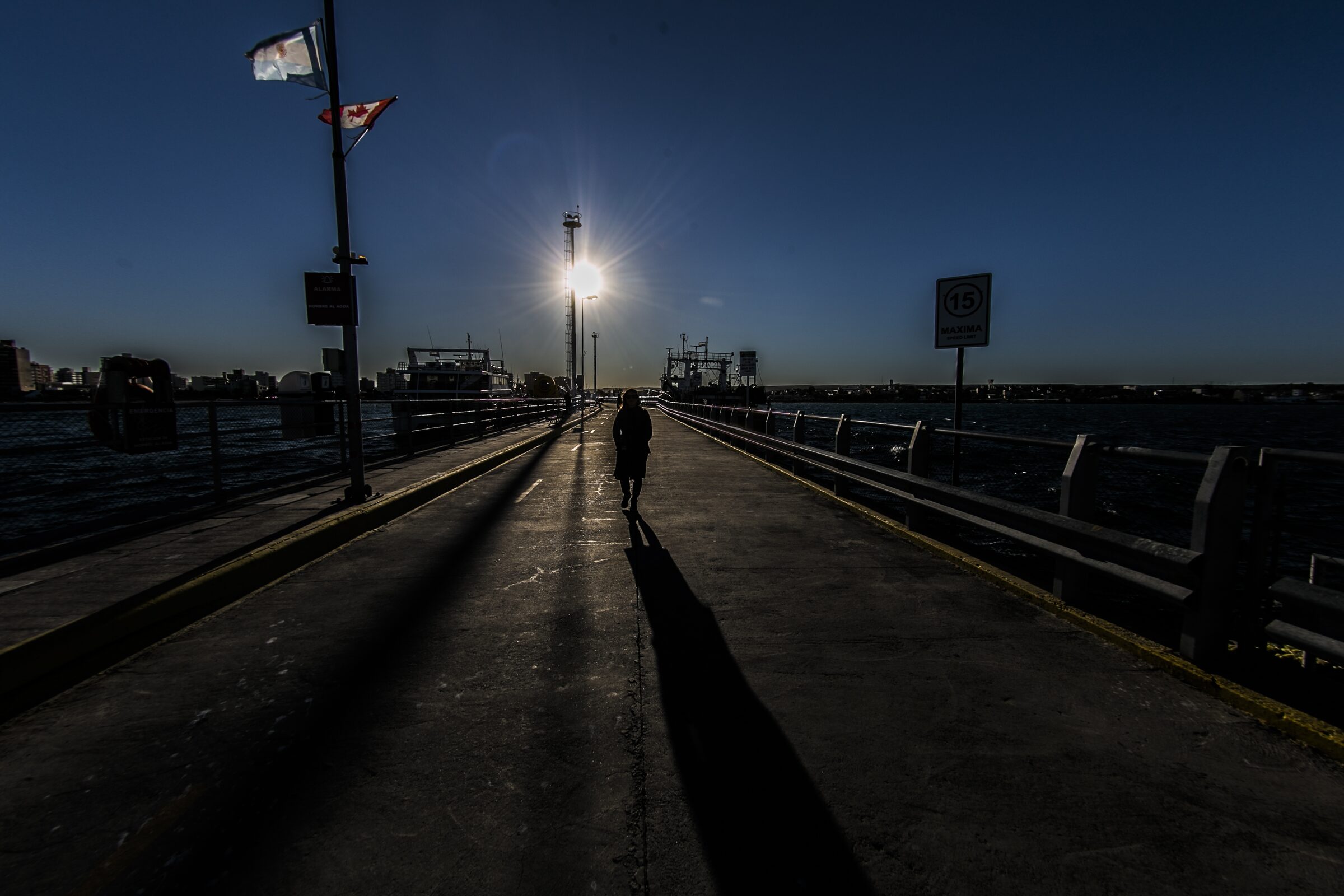 Caminante solitario en el puente