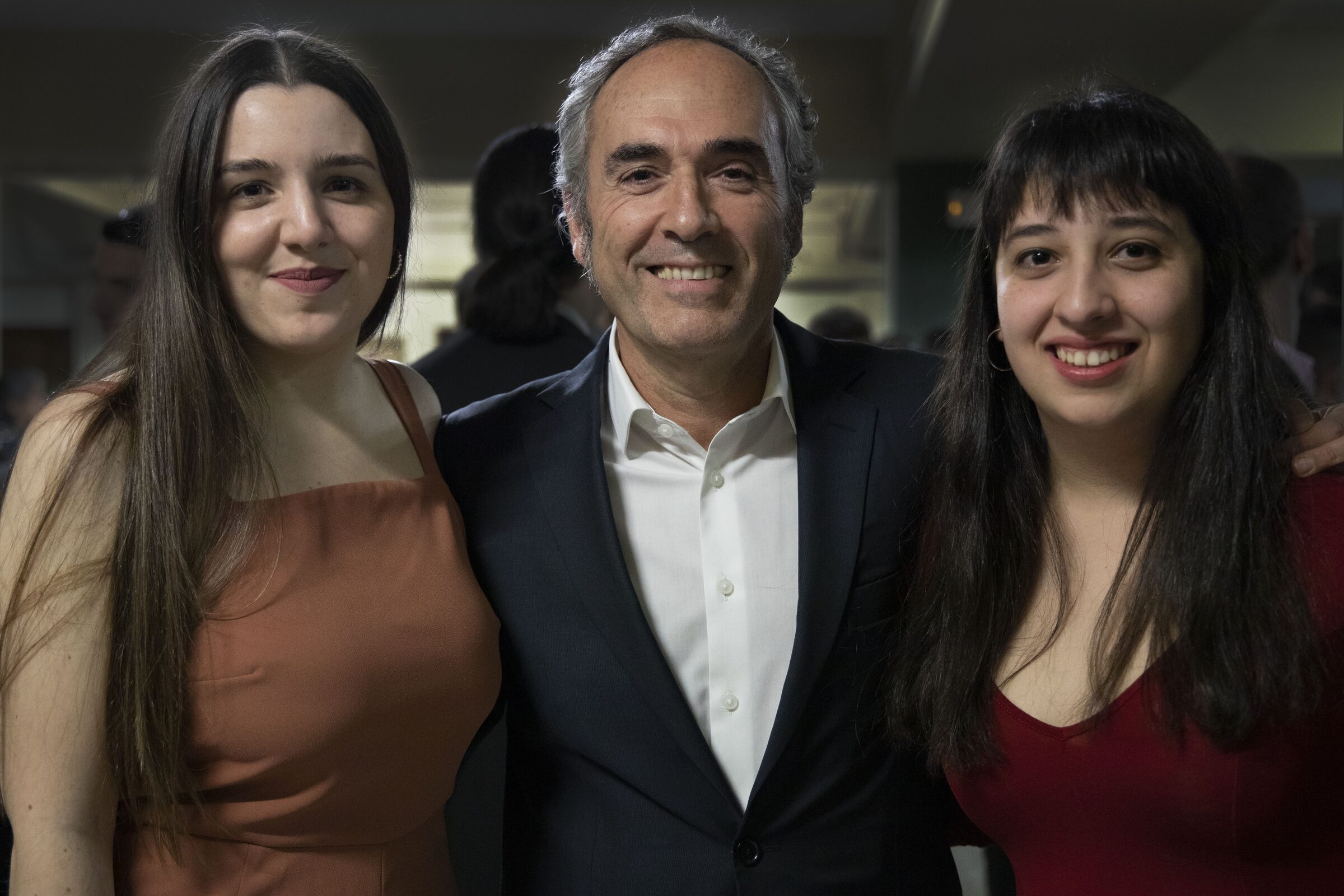 Familia sonriente en evento formal