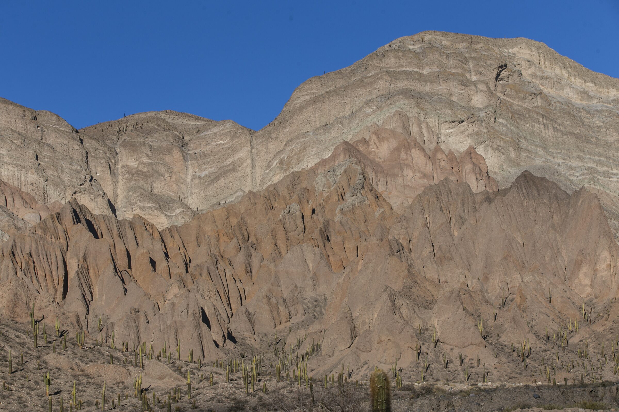 Montañas Áridas Bajo Cielo Azul