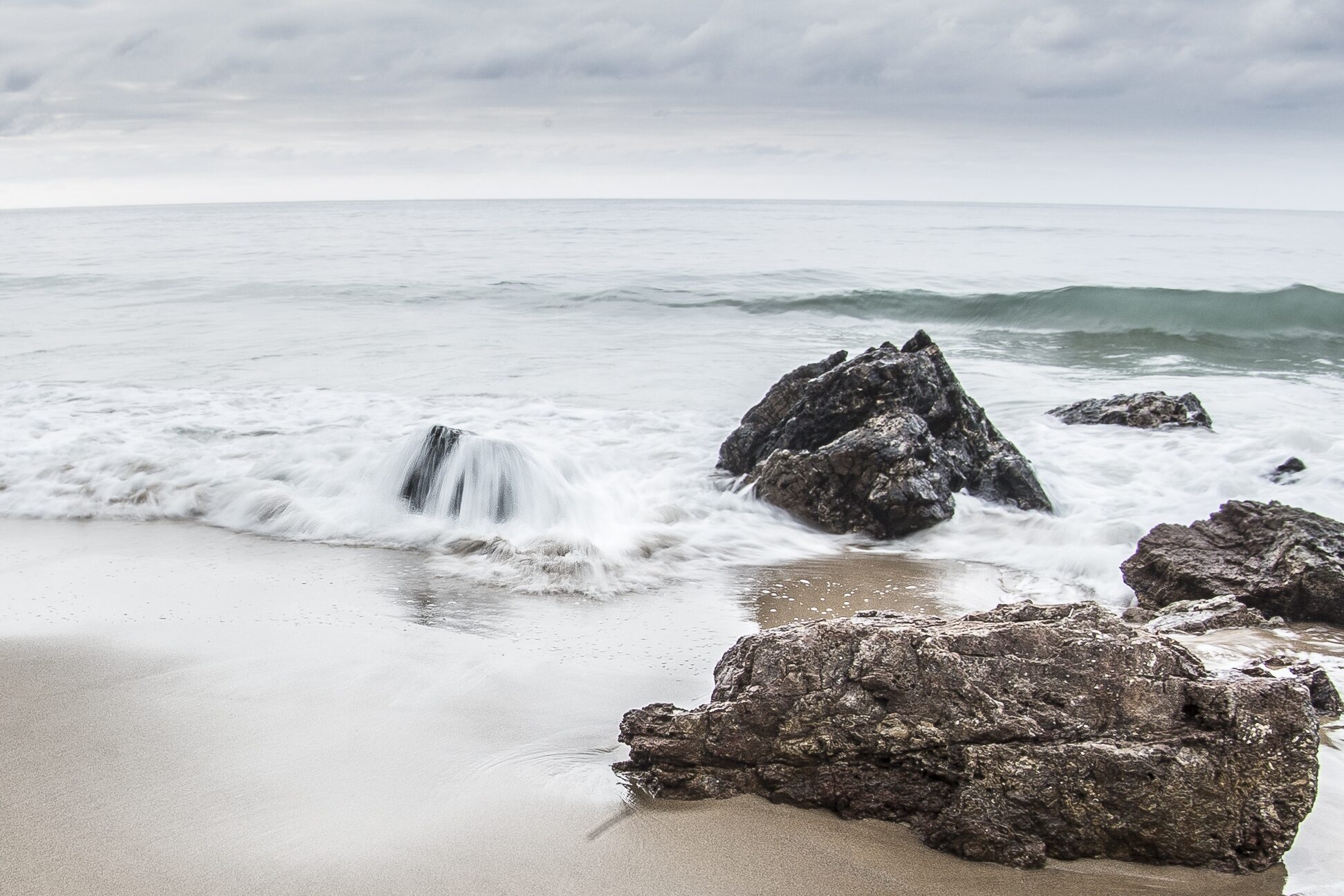 Olas rompiendo en la costa