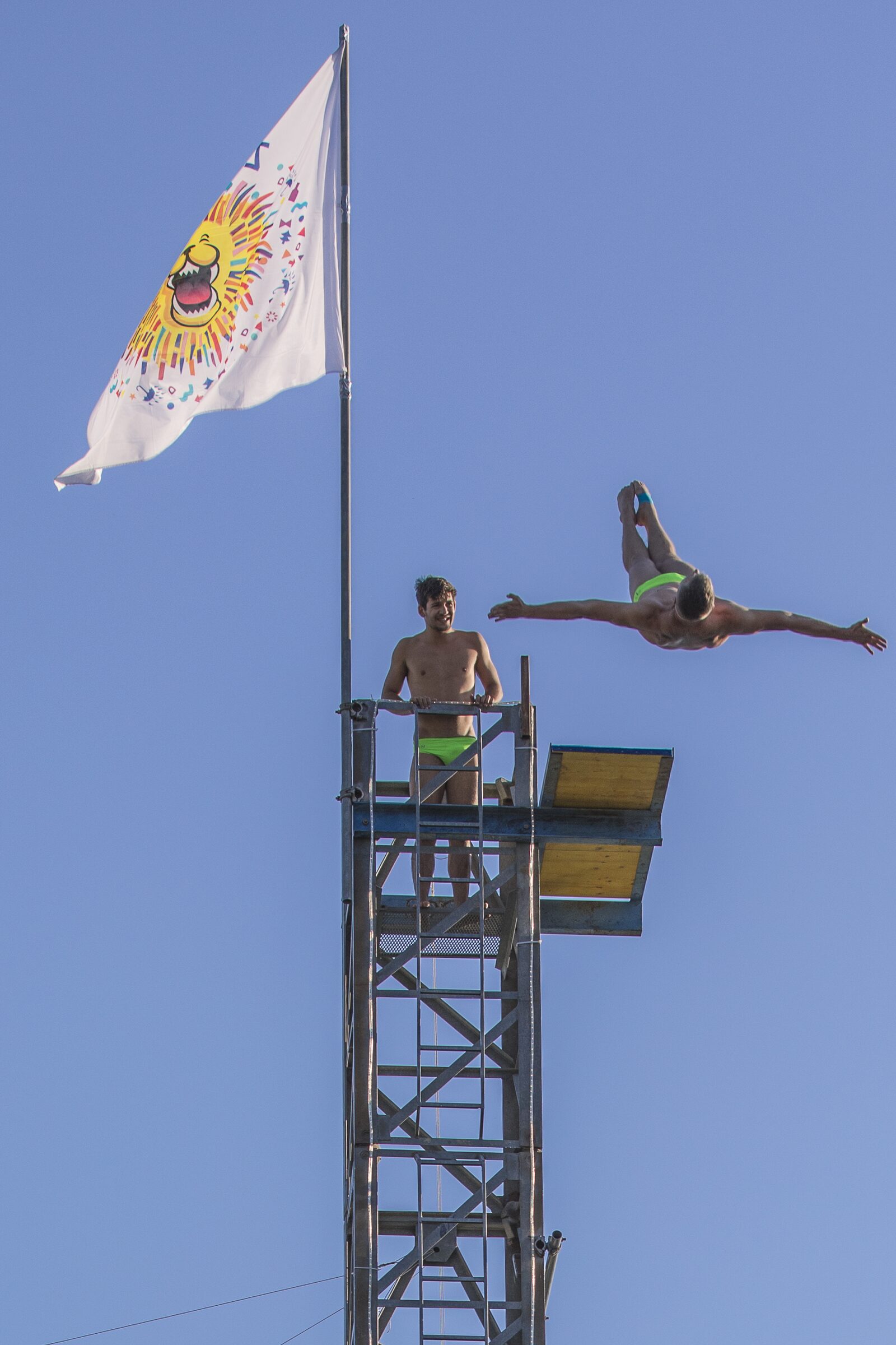 Jóvenes saltando desde una plataforma