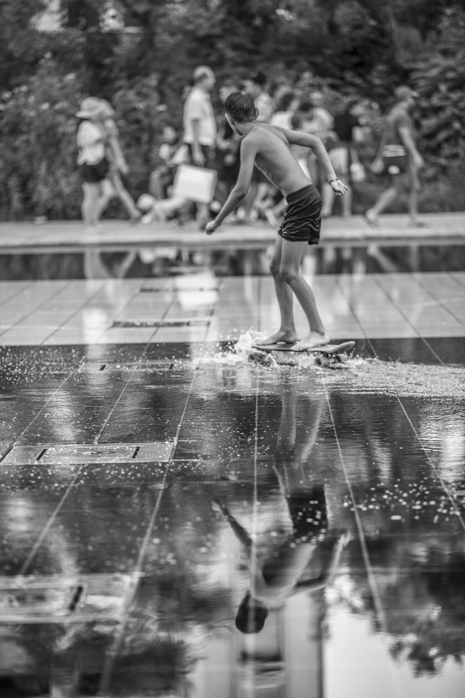 Joven jugando en la fuente