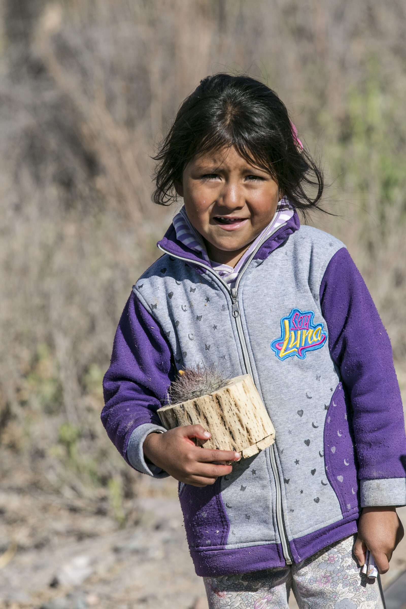 Niña con leña