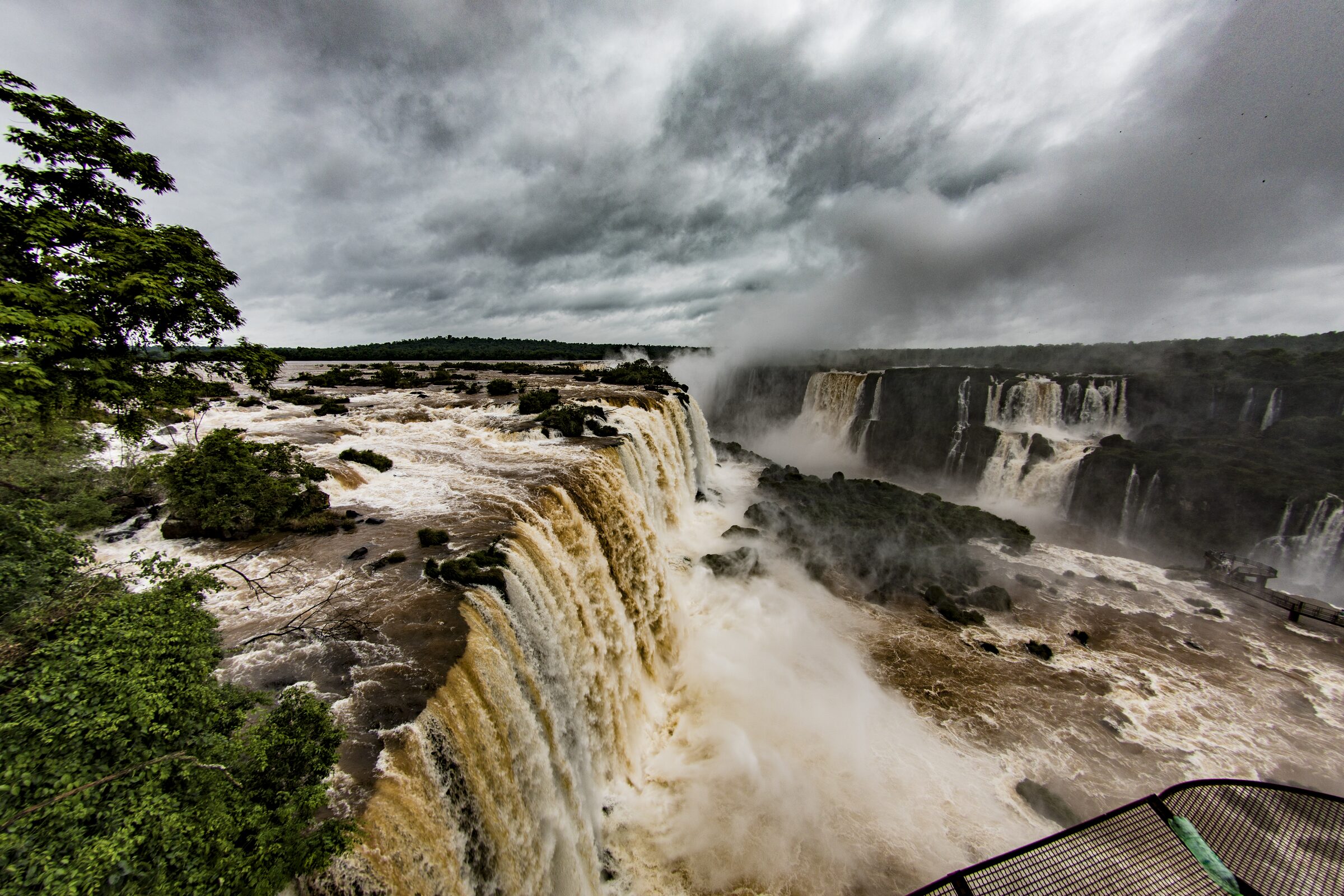 Cascadas imponentes bajo cielos nublados